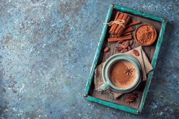 Savoureux cacao boisson avec des épices dans une grande tasse confortable — Photo