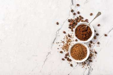 Sabah espresso için kavrulmuş fasulye ve kahve.