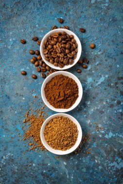 Sabah espresso için kavrulmuş fasulye ve kahve.