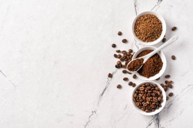 Sabah espresso için kavrulmuş fasulye ve kahve.