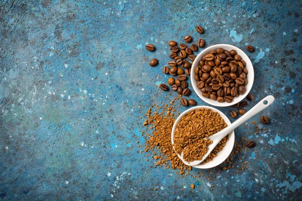 Frijoles asados y café granulado para espresso matutino —  Fotos de Stock