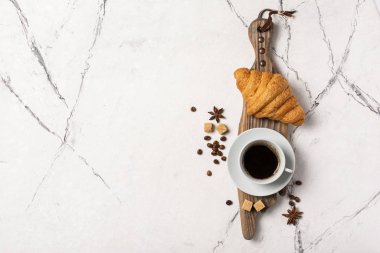 Lezzetli kahvaltı için gevrek kruvasan ve kahve.