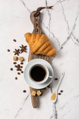 Lezzetli kahvaltı için gevrek kruvasan ve kahve.