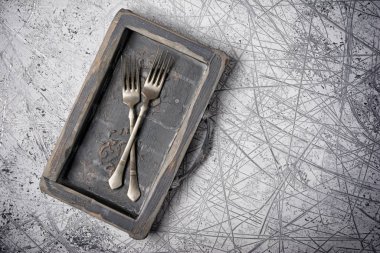 Ahşap çekmecede iki eski gümüş çatal.