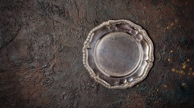 Tek tip gümüş tabak.