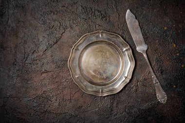 Tabaklı klasik gümüş spatula.