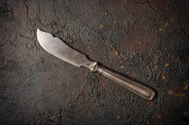 Tek tip gümüş bıçak.