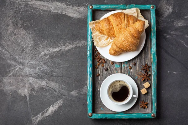 Étvágygerjesztő ropogós croissant és kávé ízletes reggeli — Stock Fotó