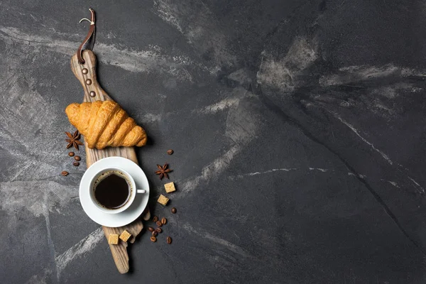 Aptitretare krispig croissant och kaffe till god frukost — Stockfoto