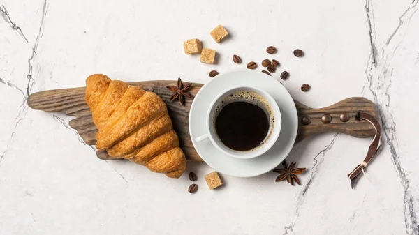 Appetizing crispy croissant dan kopi untuk sarapan lezat — Stok Foto