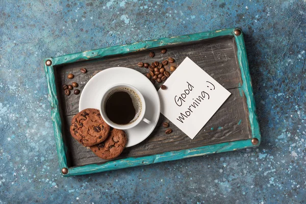 Bovenaanzicht Van Lekkere Chocoladekoekjes Koffie Houten Dienblad Blauwe Betonnen Ondergrond — Stockfoto