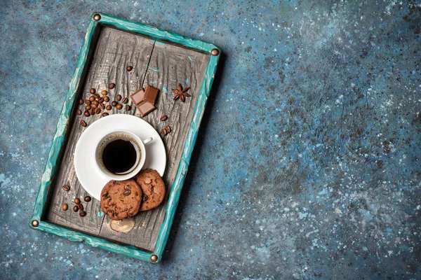 Çikolata parçalı kurabiye ve lezzetli molada kahve. — Stok fotoğraf
