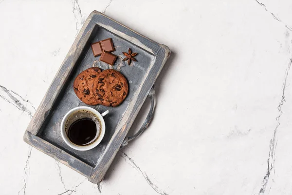 Biscuits aux pépites de chocolat et café pour une pause savoureuse — Photo