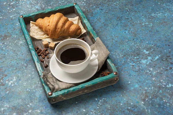 Appetizing crispy croissant and coffee for tasty breakfast — Stock Photo, Image