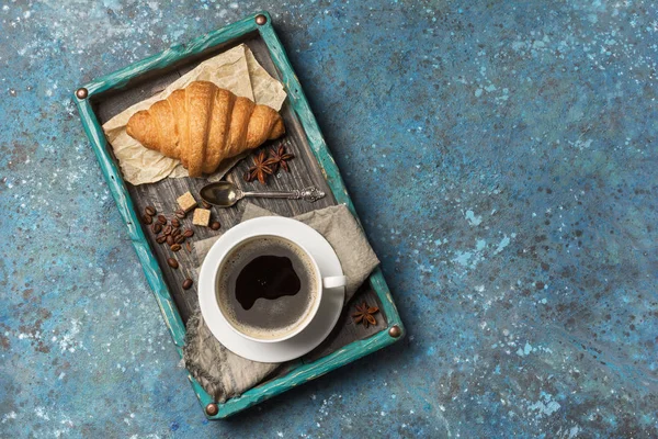 Croissant crujiente apetitoso y café para el desayuno sabroso —  Fotos de Stock