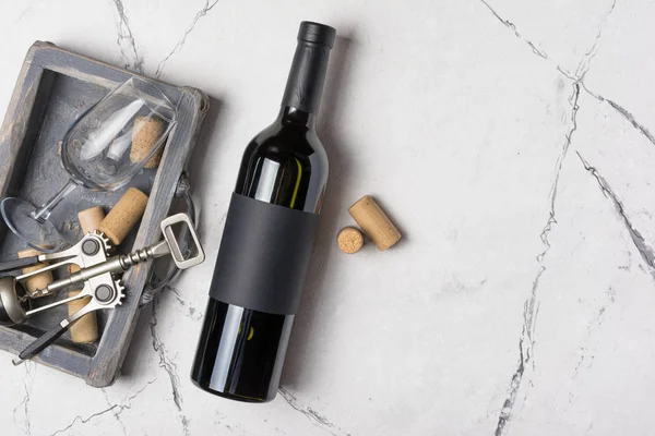 Lahvička na víno s maketou, vývrtkou a sklem na ochutnávku — Stock fotografie