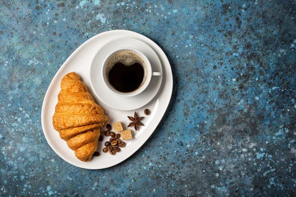 Étvágygerjesztő ropogós croissant és kávé ízletes reggeli — Stock Fotó