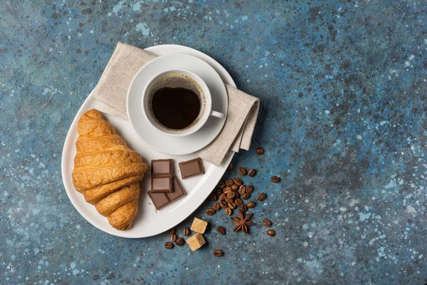 Appetizing crispy croissant and coffee for tasty breakfast — Stock Photo, Image