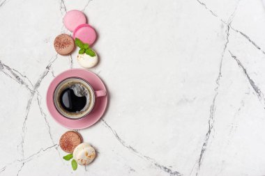 Farklı aromalı Fransız kurabiyeleri ve bir fincan kahve.