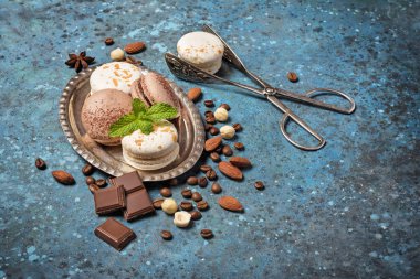 Klasik gümüş tepside farklı aromalı Fransız kurabiyeleri.