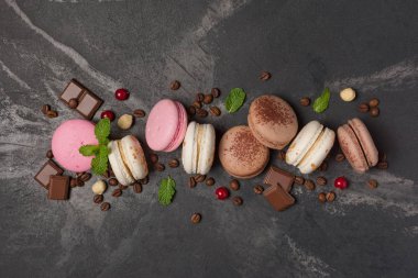 Farklı aromalı Fransız kurabiyeleri.