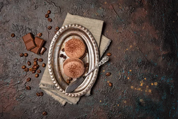 Macarons au chocolat sur plateau vintage argenté — Photo