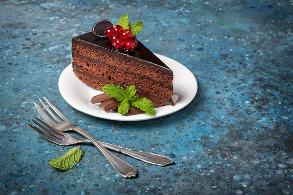 Un trozo de delicioso pastel de chocolate con bayas frescas y menta —  Fotos de Stock