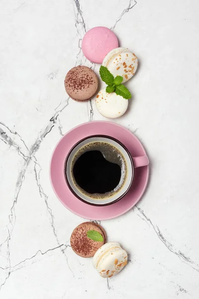 Franska makaroner med olika smaker och kaffe — Stockfoto