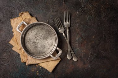 Çatallı eski tavayı boşalt