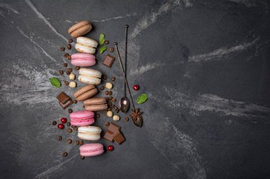 Farklı aromalı Fransız kurabiyeleri.