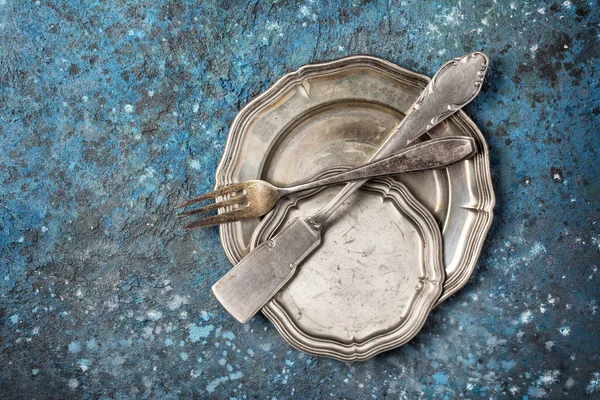 Tabaklı klasik gümüş spatula ve çatal. — Stok fotoğraf