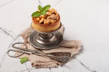 Fındıklı ve bademli cevizli tart.