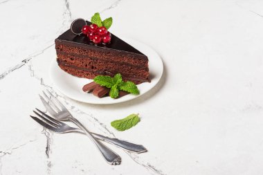 Taze böğürtlenli ve naneli bir parça lezzetli çikolatalı pasta.