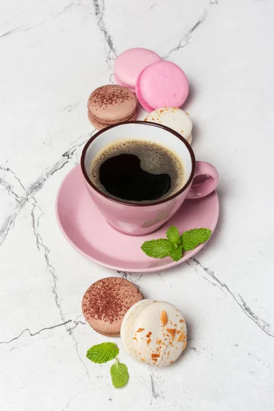 Franse macarons met verschillende smaken en kop koffie — Stockfoto