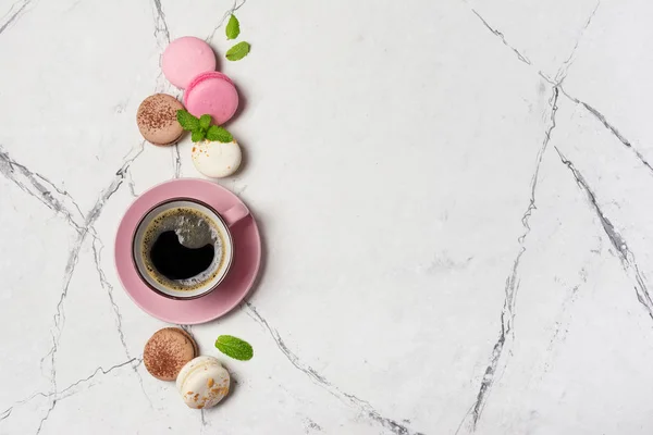 Macarons français avec différentes saveurs et tasse de café — Photo