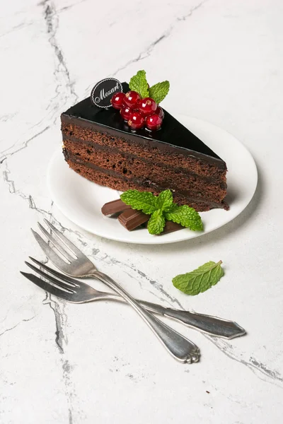 Un délicieux gâteau au chocolat avec des baies fraîches et de la menthe — Photo