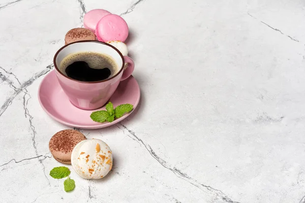 Franse macarons met verschillende smaken en kop koffie — Stockfoto