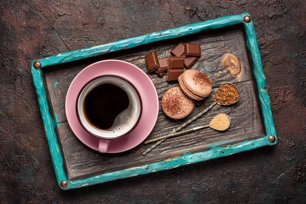 Franse chocolade macarons met kop koffie — Stockfoto