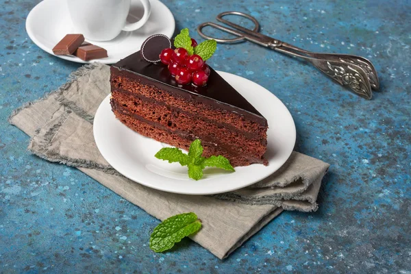 Een stukje heerlijke chocoladetaart met verse bessen en munt — Stockfoto