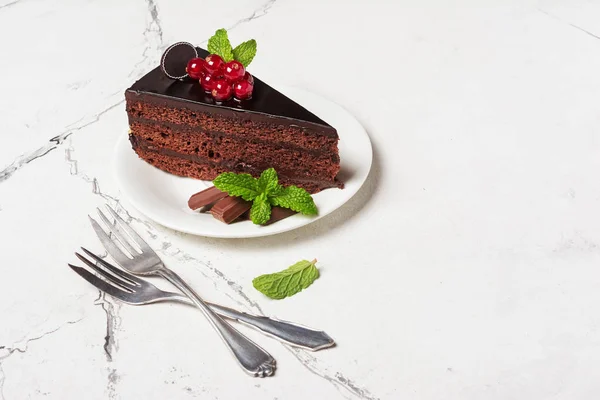 Un trozo de delicioso pastel de chocolate con bayas frescas y menta —  Fotos de Stock