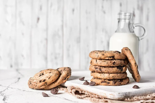 Galletas de chispas de chocolate con botella de visón para una pausa sabrosa — Foto de Stock