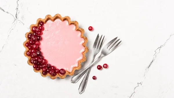 Délicieuse tarte ouverte rose à la canneberge fraîche — Photo