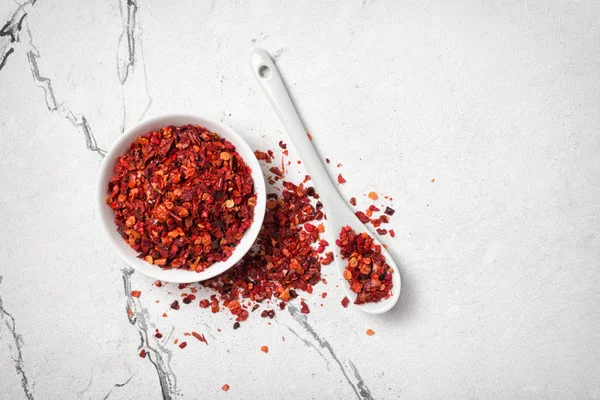 Jasně červená kajenská paprika koření pro chutné vaření — Stock fotografie