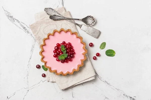 Délicieuse tarte ouverte rose à la canneberge fraîche et à la menthe — Photo