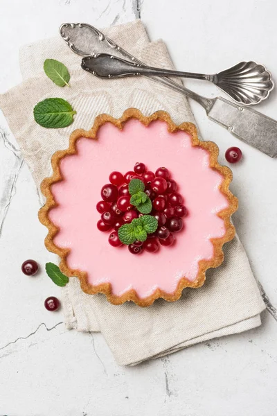 Nahaufnahme von köstlicher rosa Torte mit frischer Preiselbeere und Minze — Stockfoto
