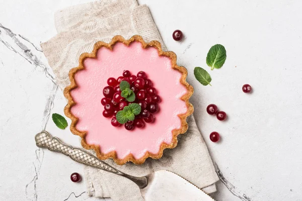 Köstliche rosa Torte mit frischer Preiselbeere und Minze — Stockfoto