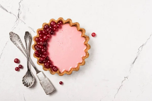 Délicieuse tarte ouverte rose à la canneberge fraîche et argenterie vintage — Photo