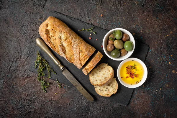 Pane con olio d'oliva speziato e vecchio coltello da tavola arrugginito — Foto Stock