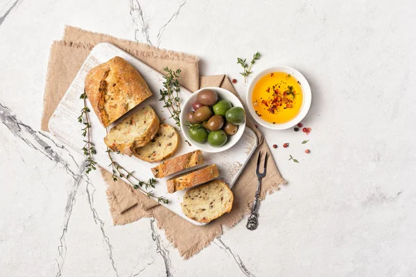 Lekker brood met pittige olijfolie en vintage zilveren vork — Stockfoto