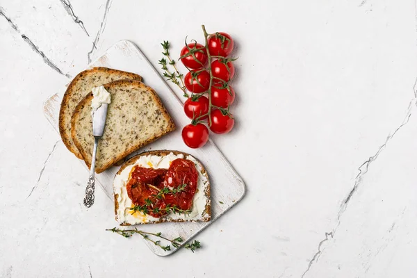 Healthy sandwiches with soft cheese and spicy sun-dried tomatoes — Stock Photo, Image